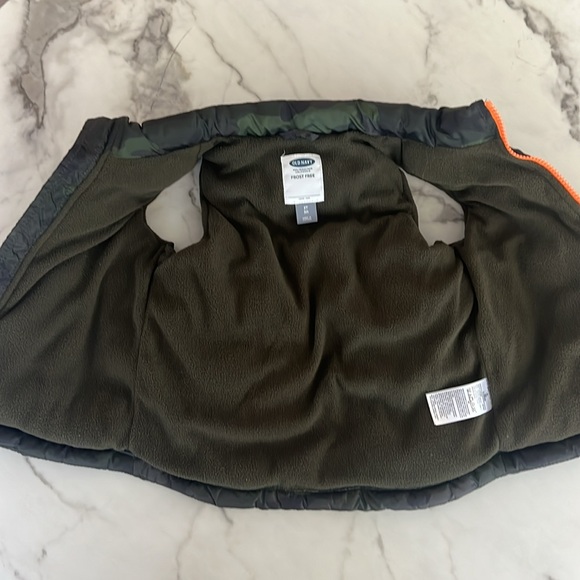 Camo Puffer Vest with Orange Zipper - Picture 4 of 5